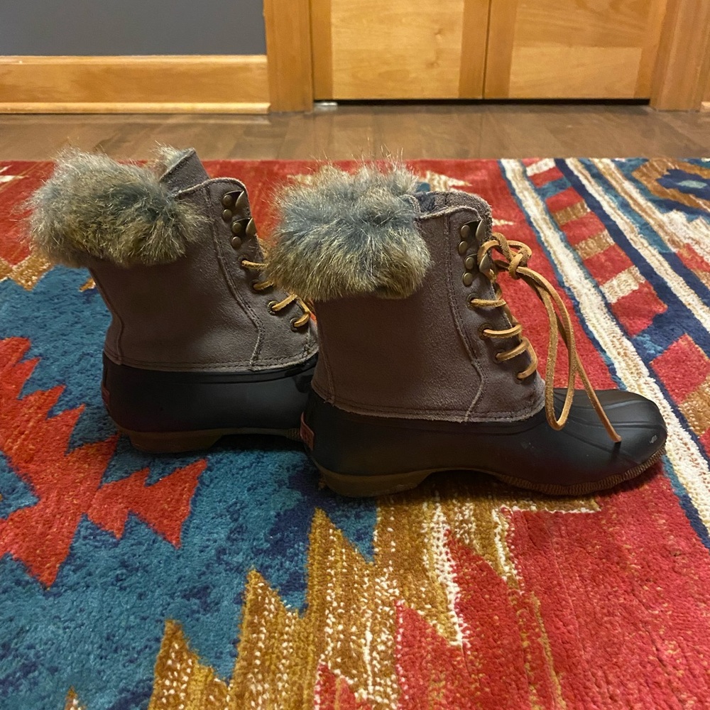 Women’s size 6 Sperry boots.